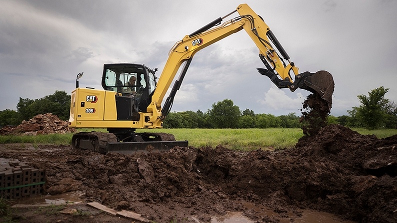 Excavator-digging-hole-in-dirty